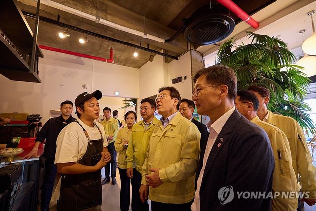 이재명 대통령, 강릉 경포대 인근 식당 가뭄 피해 상황 청취