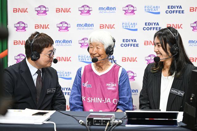 BNK와 후지쓰의 경기 객원 해설로 참여한 박신자 여사(가운데)