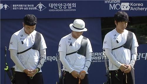 묵념하는 인천계양구청 선수들