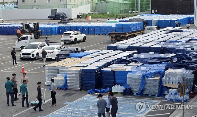 학교와 유치원, 경로당에 생수 배부