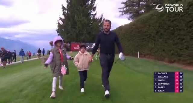 티샷 후 자녀들과 함께 이동하는 로렌조 베라(오른쪽)