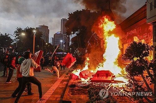 자카르타 경찰청 인근서 불 지르는 시위대