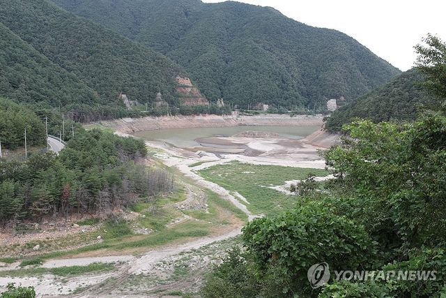 바짝 마른 오봉저수지