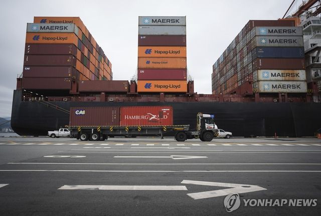 캐나다 밴쿠버 항구에서 컨테이너 나르는 트럭