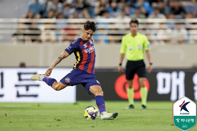 페널티킥을 차는 수원FC 윌리안.