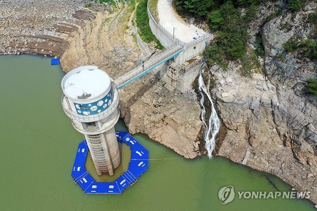 폭포가 아닙니다…오봉저수지로 쏟아지는 물줄기