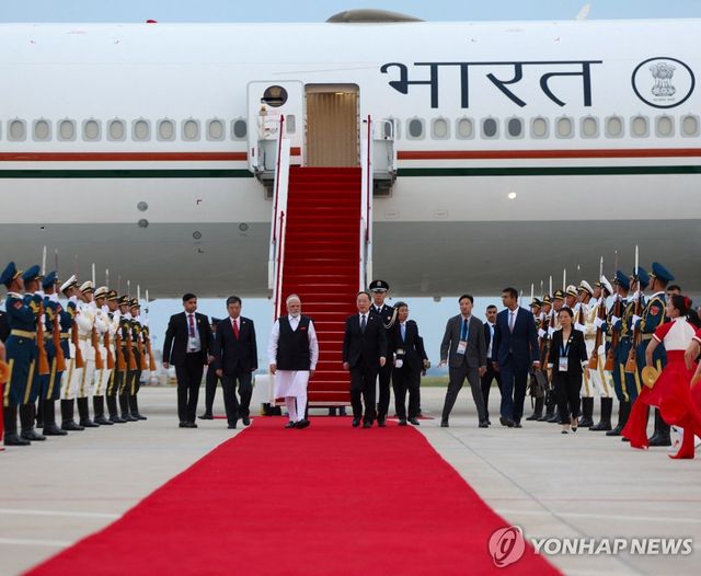 중국 도착한 나렌드라 모디 인도 총리