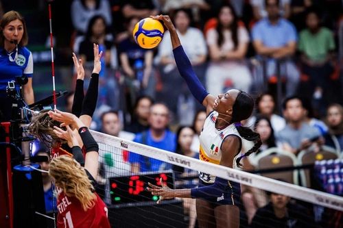 공격하는 이탈리아의 주포 파올라 에고누(오른쪽) 