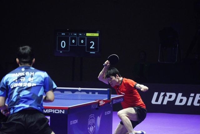 드라이브 공격 펼치는 장우진(오른쪽)