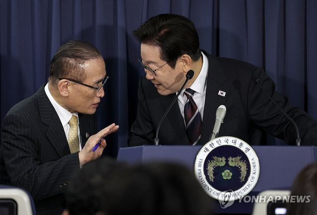 이재명 대통령, 외교안보 참모와의 대화