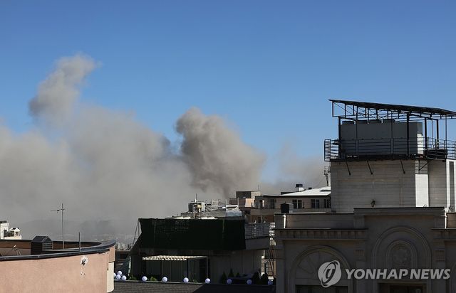 6월 18일(현지시간) 이스라엘의 공습으로 연기 치솟는 테헤란 시내