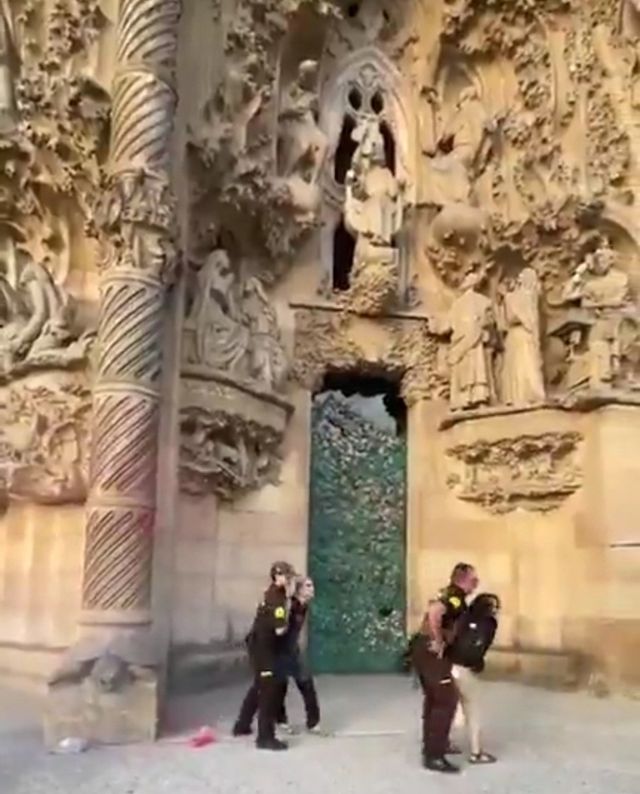 사그라다 파밀리아에 페인트 뿌린 환경운동가들