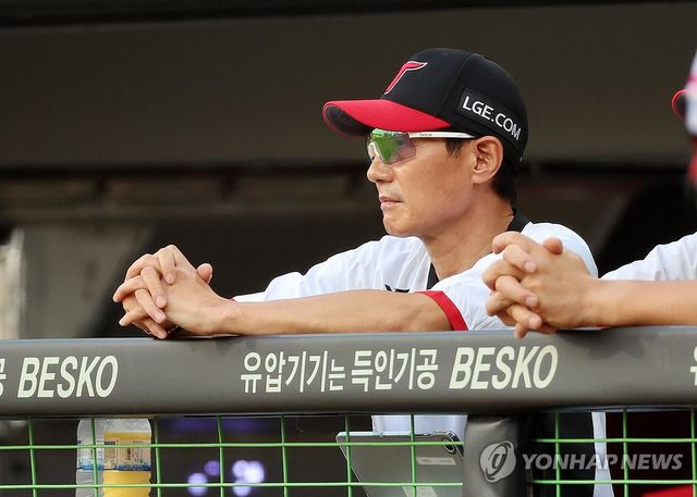 경기 지켜보는 염경엽 감독