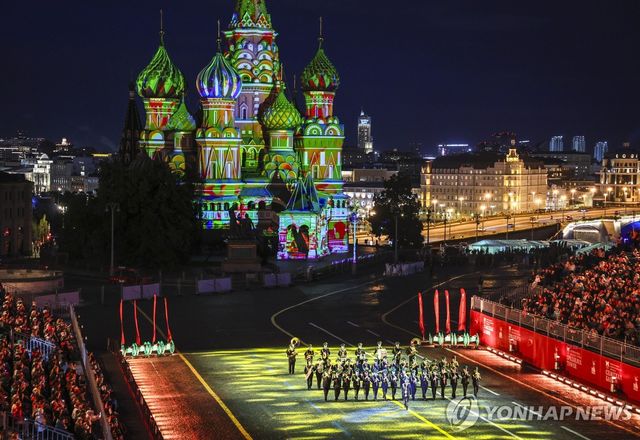 26일(현지시간) 러시아 모스크바에서 열린 국제군사음악제에서 공연 중인 연방보안국 국경수비대 중앙악대원들