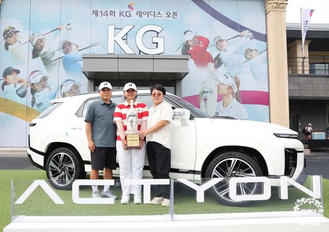 우승 부상인 액티언 HEV 차량 앞에서 포즈 취하는 신다인(가운데)과 부모님