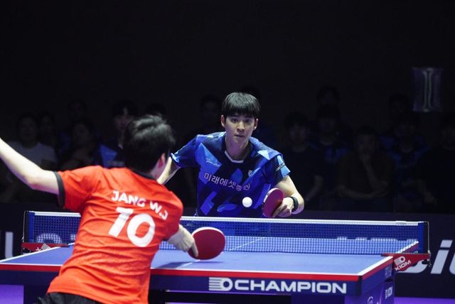 장우진과 대결하는 박강현(오른쪽)