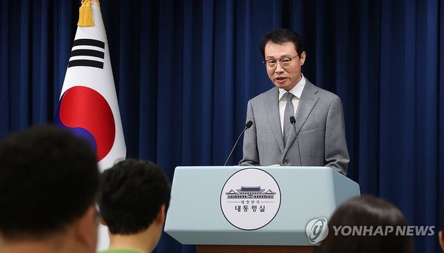 브리핑하는 이규연 홍보소통수석