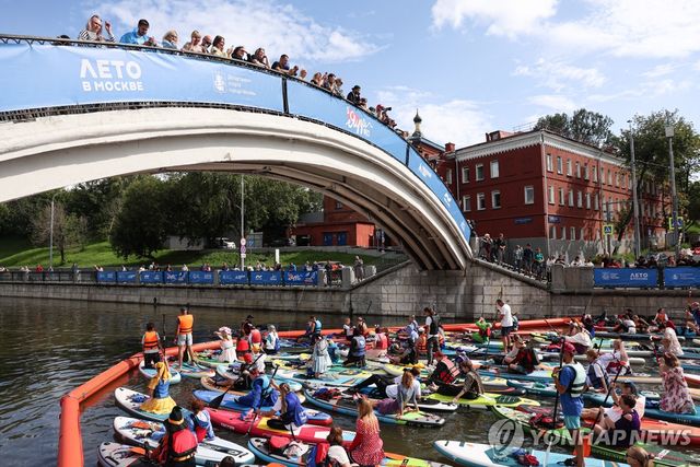 지난 9일(현지시간) 러시아 야우자강에서 열린 '2025 야우자 축제'에 참석한 패들보더들 