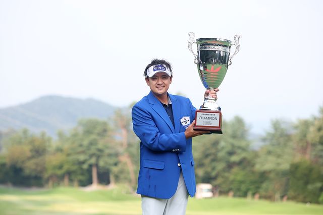 우승 트로피를 든 박상현.