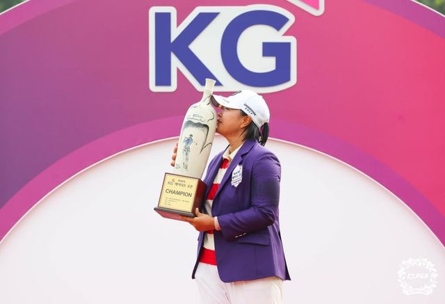 우승컵에 입 맞추는 신다인