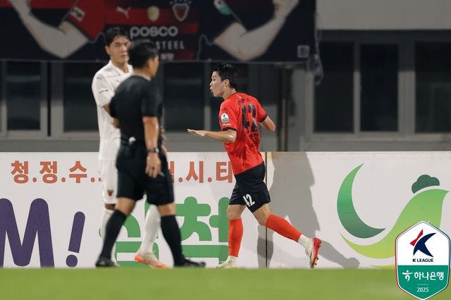 득점을 기뻐하는 강원FC 모재현