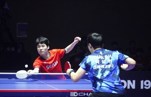 박강현의 공을 리시브하는 장우진(왼쪽)