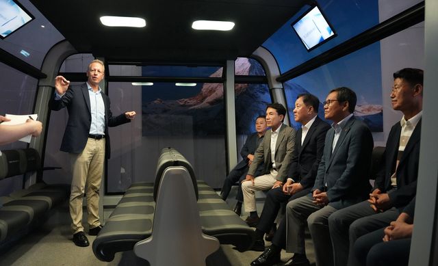 글로벌 케이블카 기업으로부터 설명 듣는 도 유럽방문단