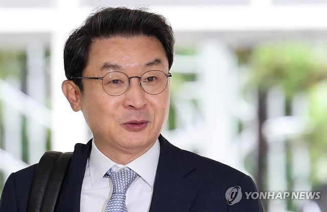 첫 출근하는 이억원 금융위원장 후보자