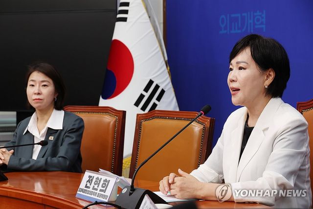 기자회견하는 전현희 총괄위원장