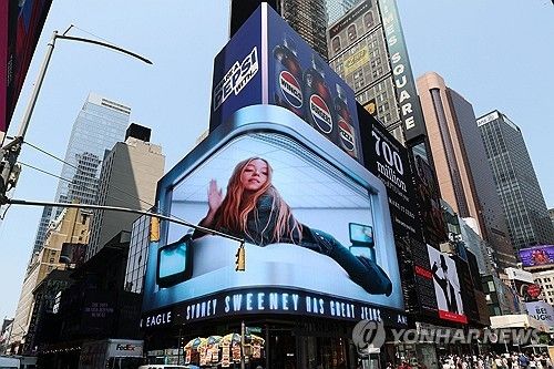 시드니 스위니가 모델로 나온 아메리칸 이글 청바지 광고