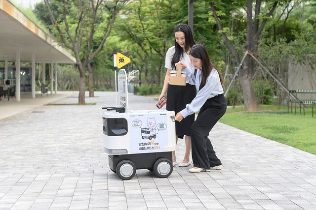 '양천누리온'이 배달한 음료를 받는 모습