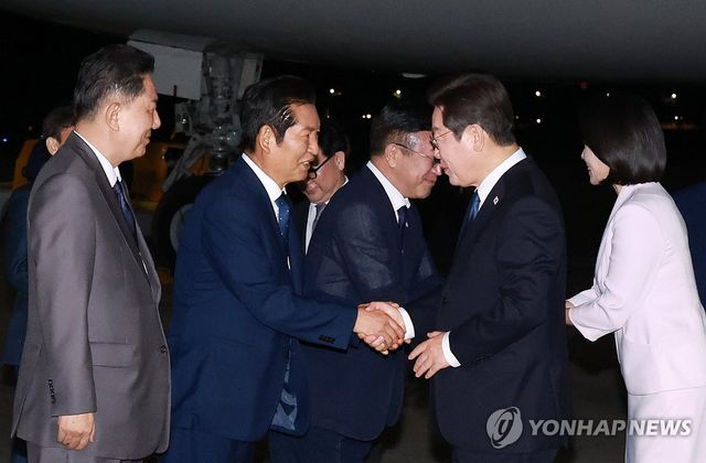 이재명 대통령, 정청래 대표와 인사