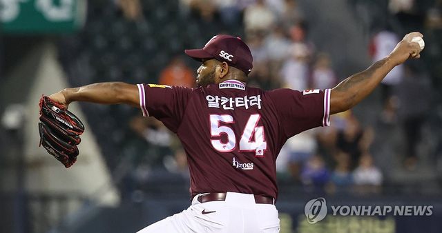 승리 향해 역투하는 키움 알칸타라