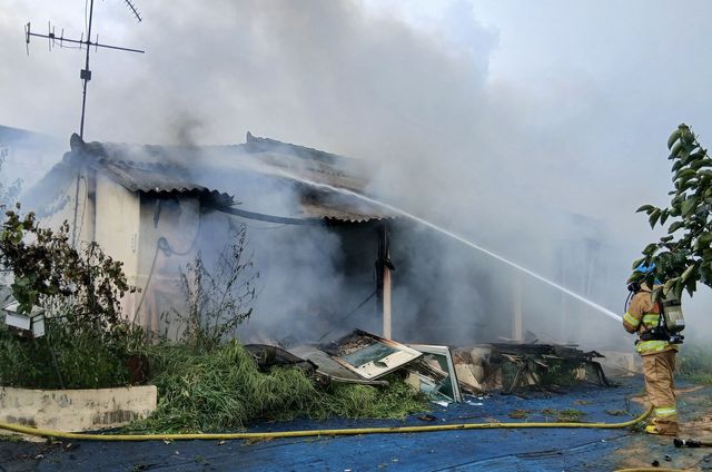 화재 진압하는 소방당국