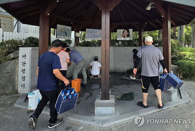 샘터에서 물 받는 강릉시민들