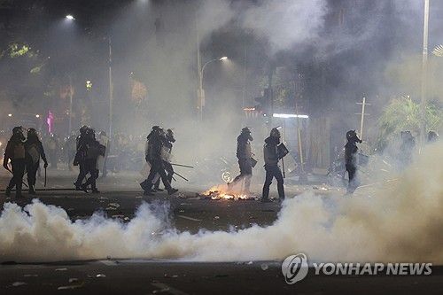 최루탄 터진 인도네시아 수라바야