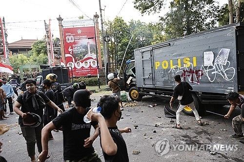 인도네시아 발리서 충돌한 경찰과 시위대