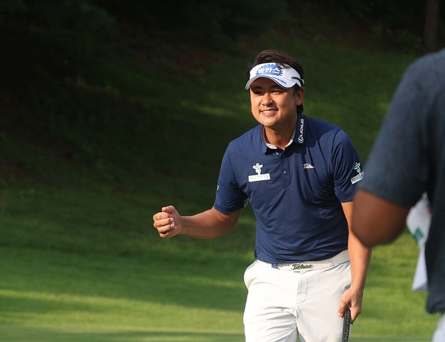 챔피언 퍼트를 넣고 기뻐하는 박상현.