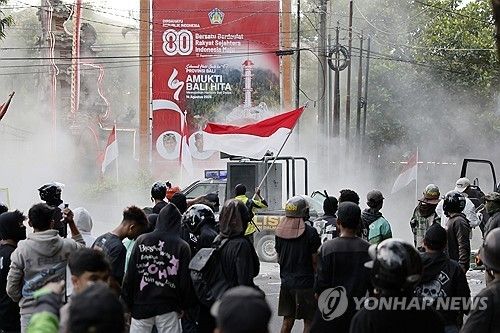 인도네시아 발리서 충돌한 경찰과 시위대