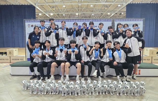 메달을 들어 보이는 국가대표 후보 선수단