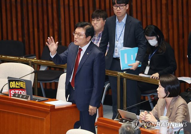 정회 요구하는 박형수 의원