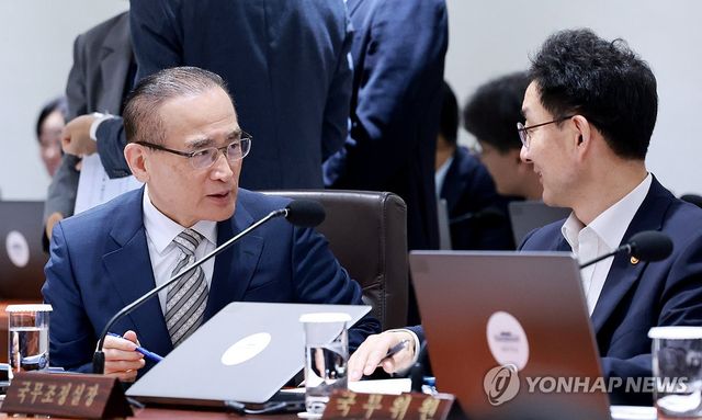 논의하는 안보실장과 국무조정실장