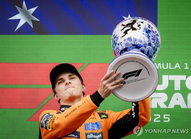 우승 트로피를 들어 올리는 오스카 피아스트리