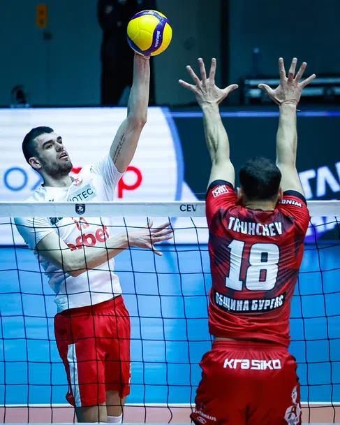 스파이크하는 디미트로프(왼쪽)