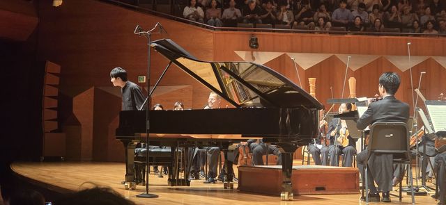 관객에게 인사하는 후지타 마오