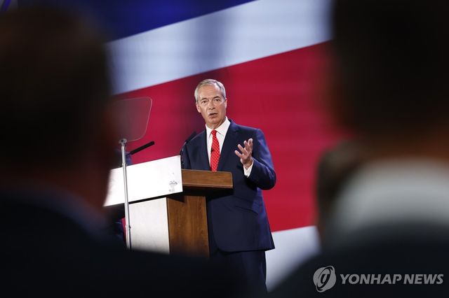 영국 개혁당 대표 나이절 패라지가 지난 26일(현지시간) 키들링턴 옥스퍼드 공항에서 연설하는 모습 