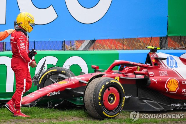 부서진 머신을 바라보는 루이스 해밀턴