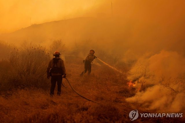 미국 캘리포니아 산불을 진압중인 소방관들의 모습