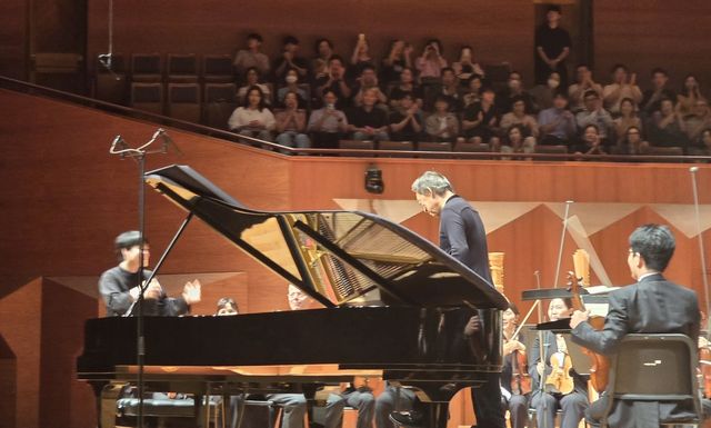 후지타 마오에게 인사하는 정명훈