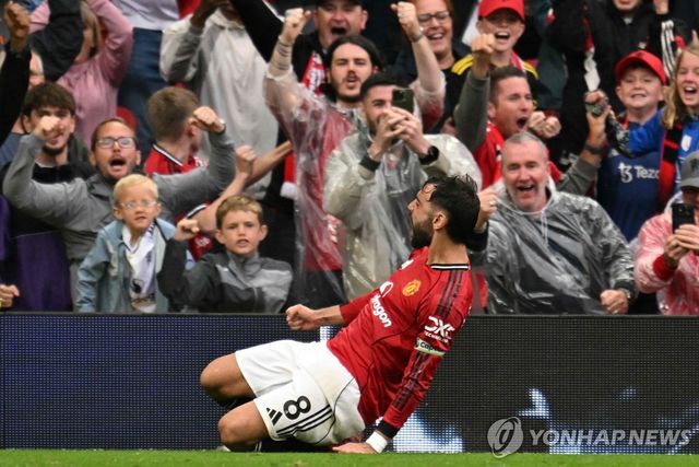 페널티킥 결승골을 터트리고 환호하는 맨유의 브루누 페르난드스